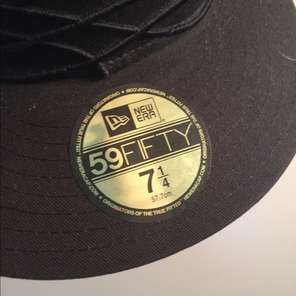 New Era Vans calligraphy fitted hat. 7 1/4 - Picture 3 of 4